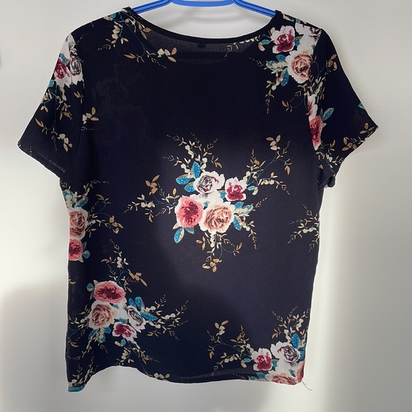 Floral short sleeved blouse. - Picture 4 of 4